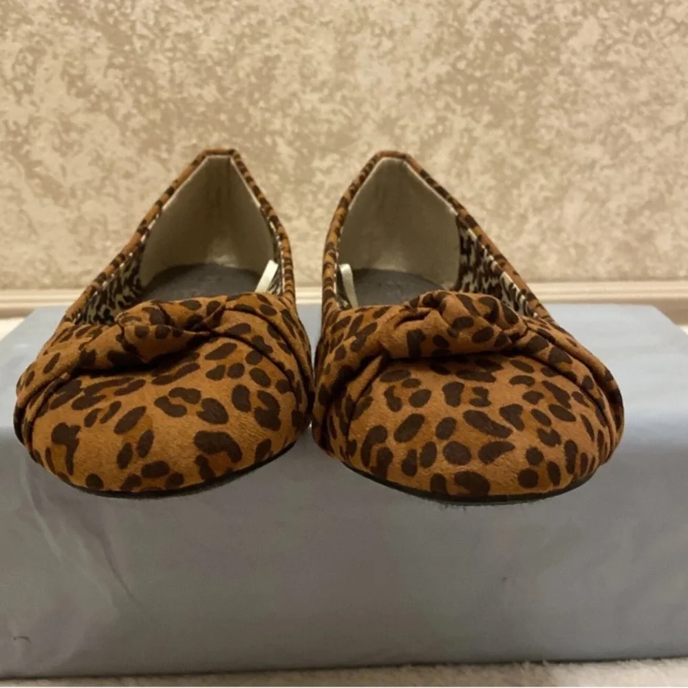 Charles Albert Women's Brown Leopard Flats